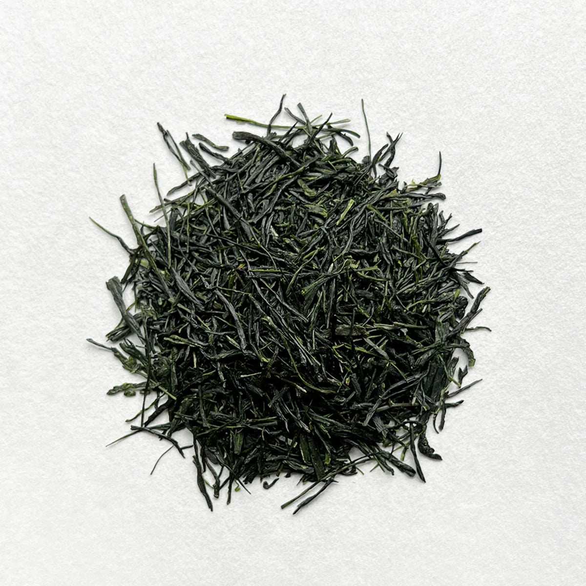 feuilles de Gyokuro Uji grand cru sur fond blanc